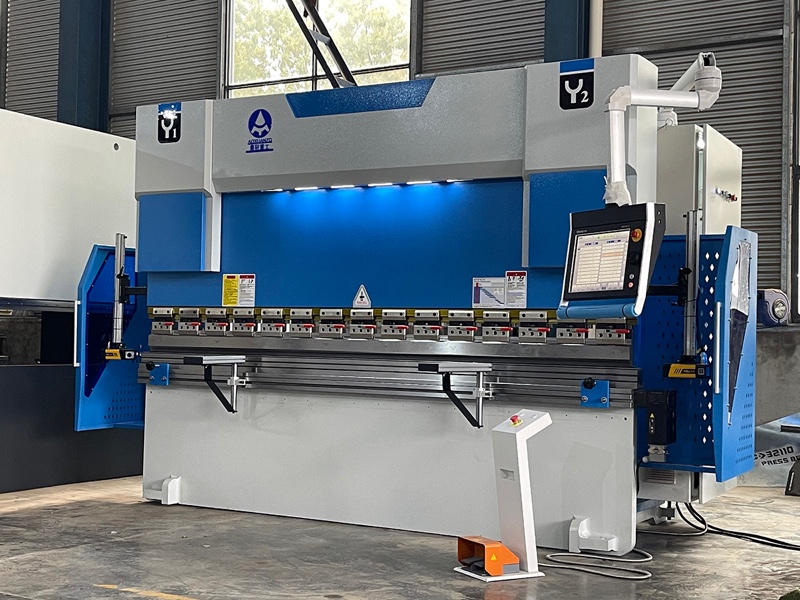 Delem DA66T 8+1 AXIS CNC Wc67K 110T/3200 Hydraulic Press Brake Price for Stainless Steel Bending - Image 2