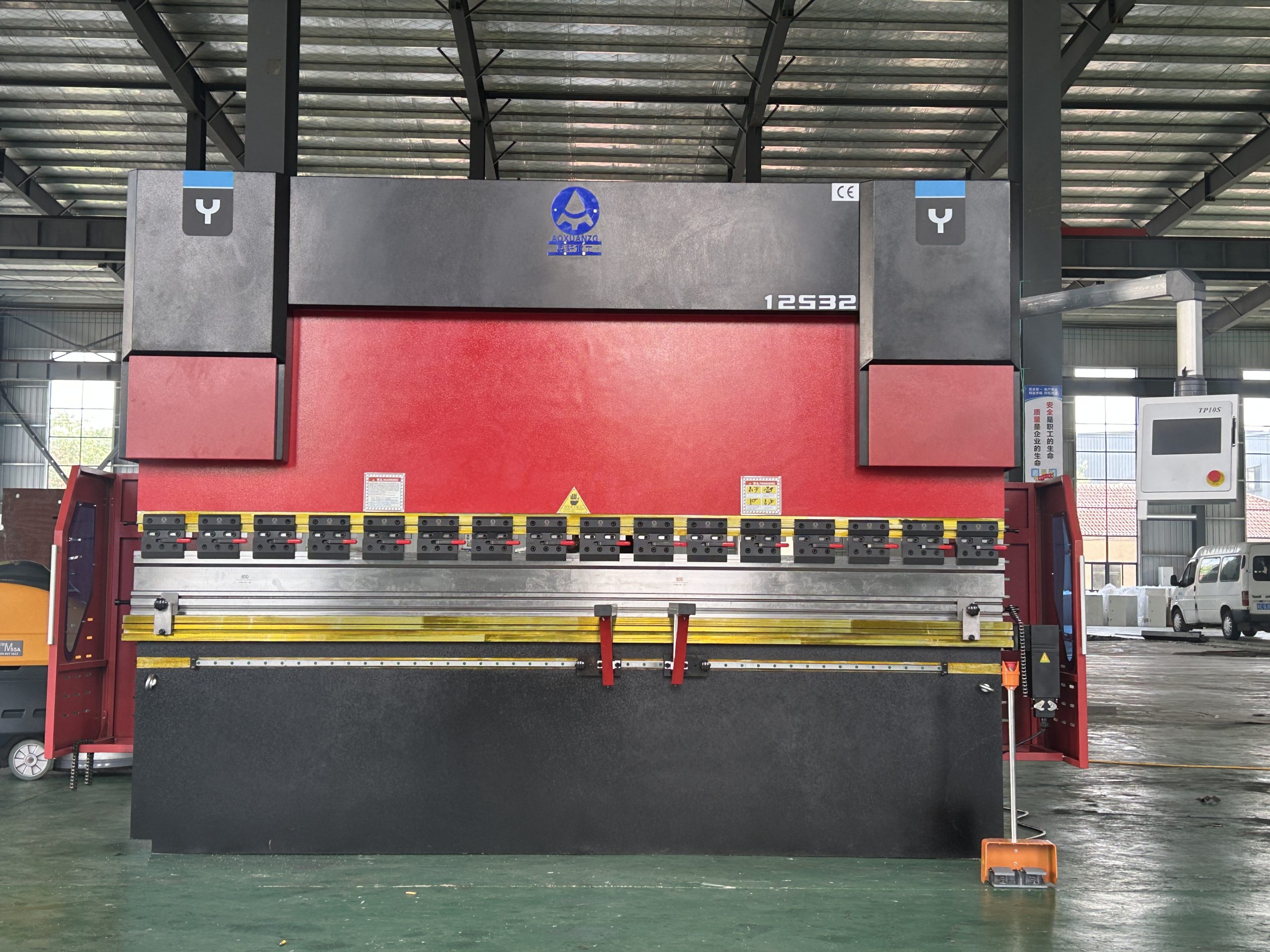WC67K-125T3200 Bending Machine 2+1 AXIS Electric-hydraulic Servo Press Brake - Image 2