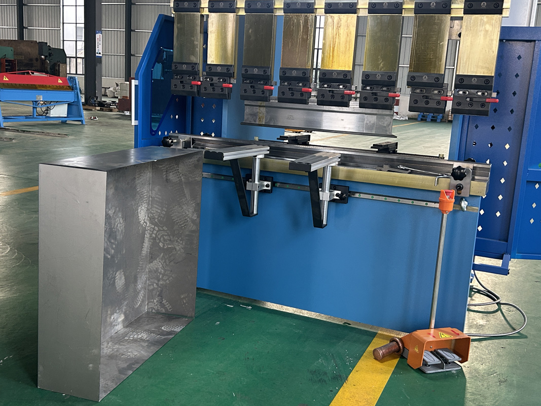 Bent Sink 63T1600 Bending Machine CNC Press Brake - Image 2