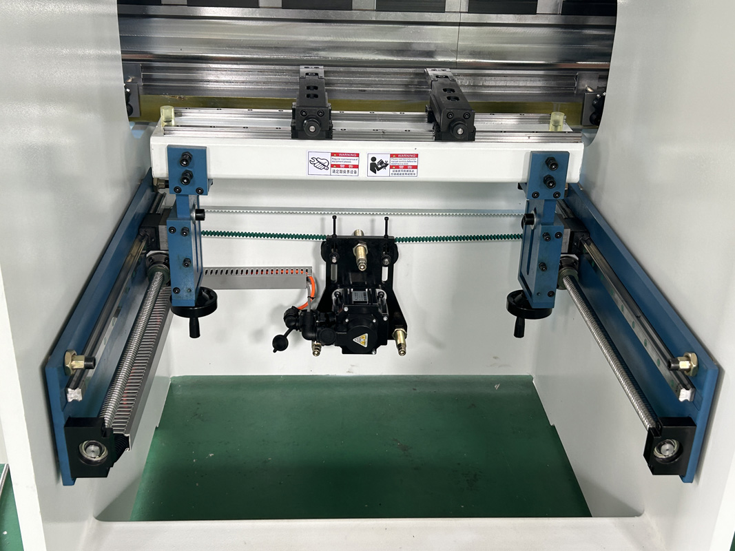 Small 40T Bending Machine TP10S 4MM Thickness Plate CNC Press Brake - Image 7