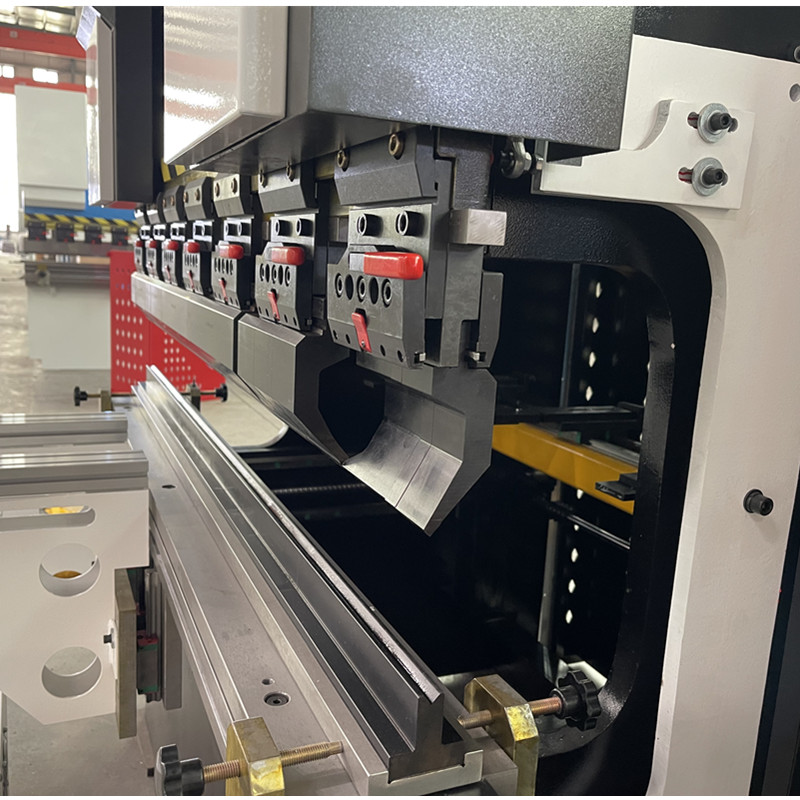 High Precision DA53T System 63Ton1600mm 4+1 AXIS Electric-hydraulic Servo Press Brake - Image 2