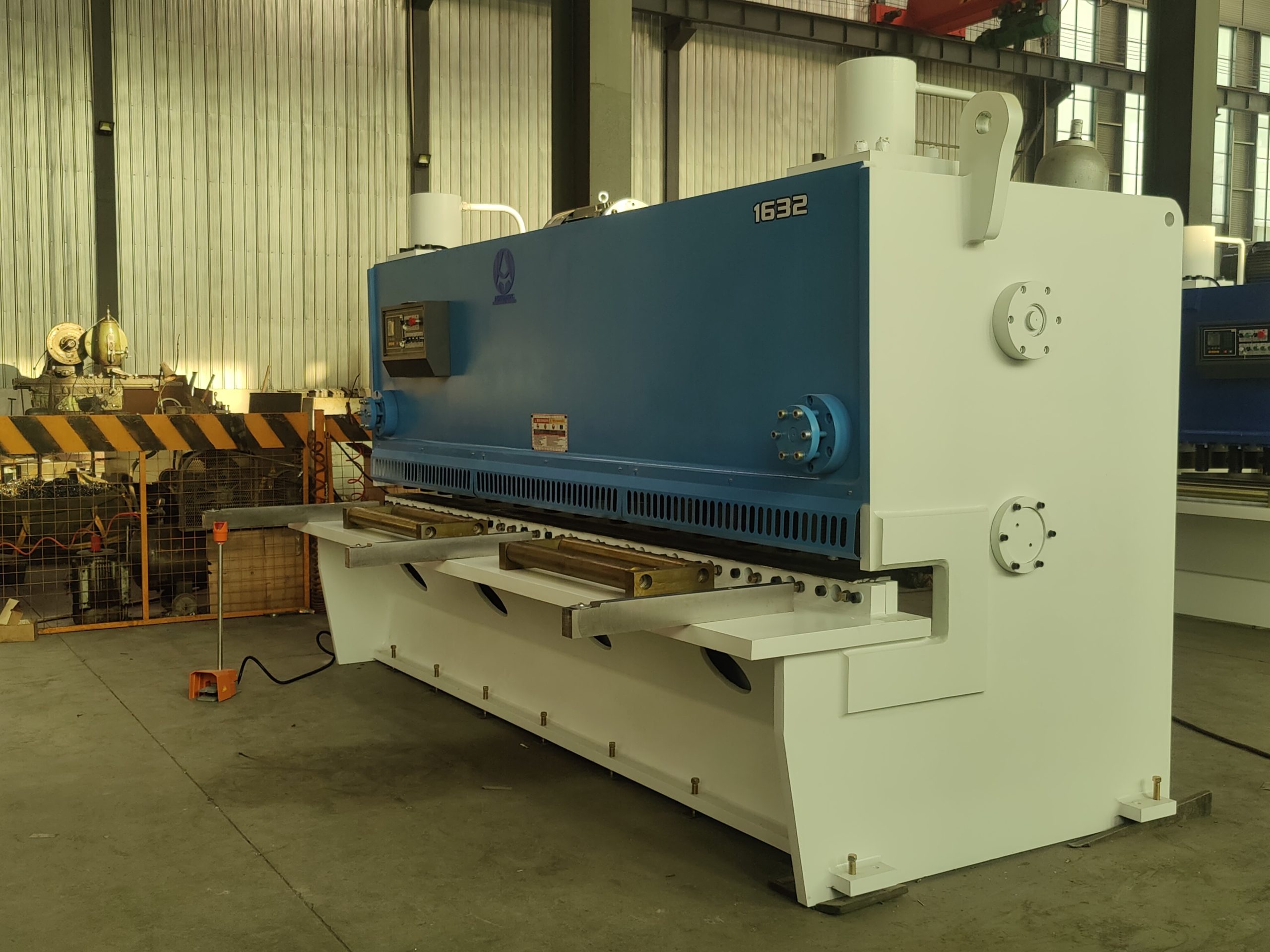 QC11K- 16 X 3200mm Plate Steel Hydraulic Shearing Machine,  CNC Hydraulic Bending Machine for 2 Years Warranty - Imagem 4