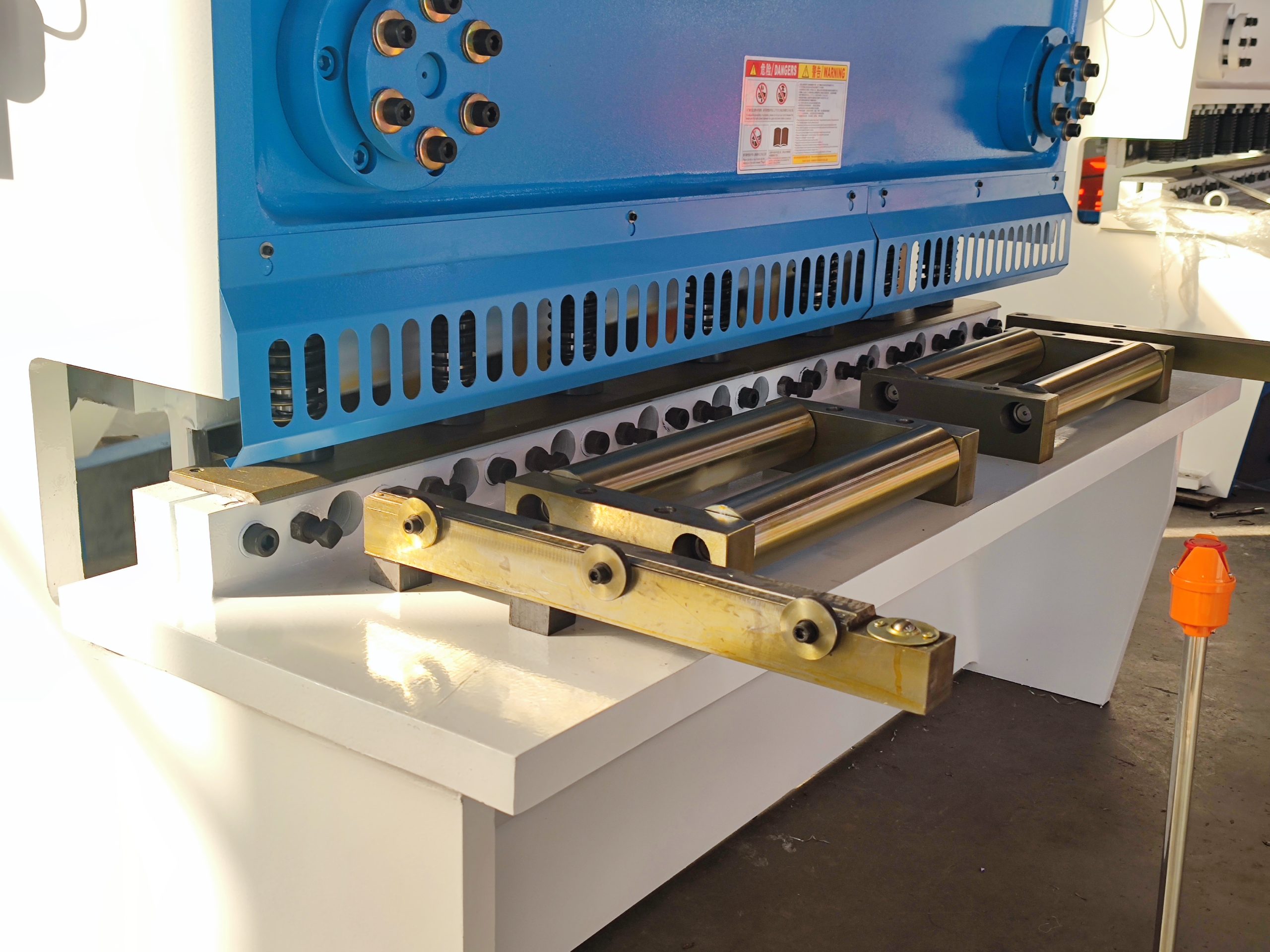 Metal Shearing Machine QC11K 16x1600 Hydraulic Shearing Machine with Estun 21s Controller - Image 2