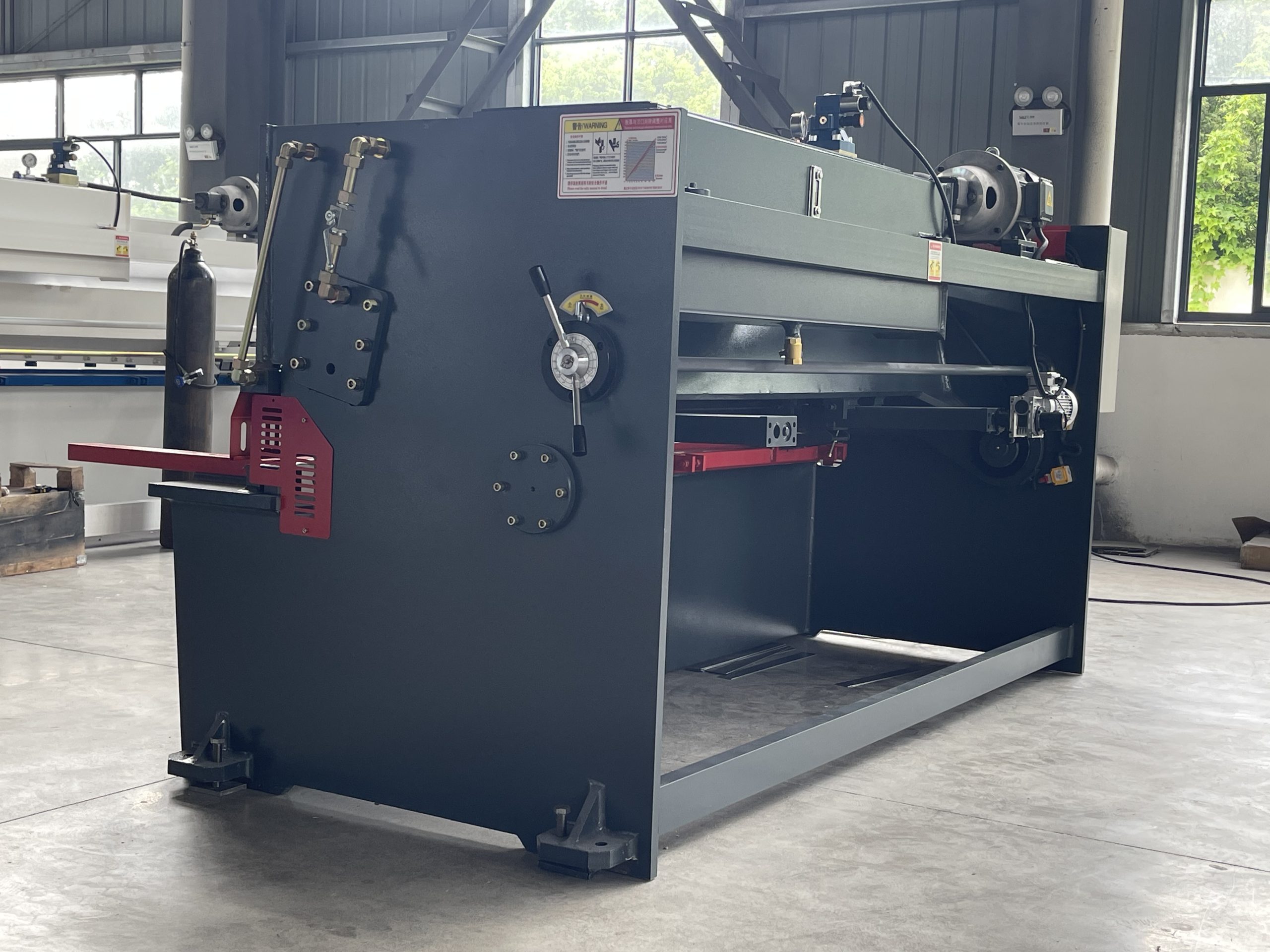 Numerical Control System Shearing Machine  for QC12Y 8x2500 Type Hydraulic Swing Beam Cutting Machine - Image 3