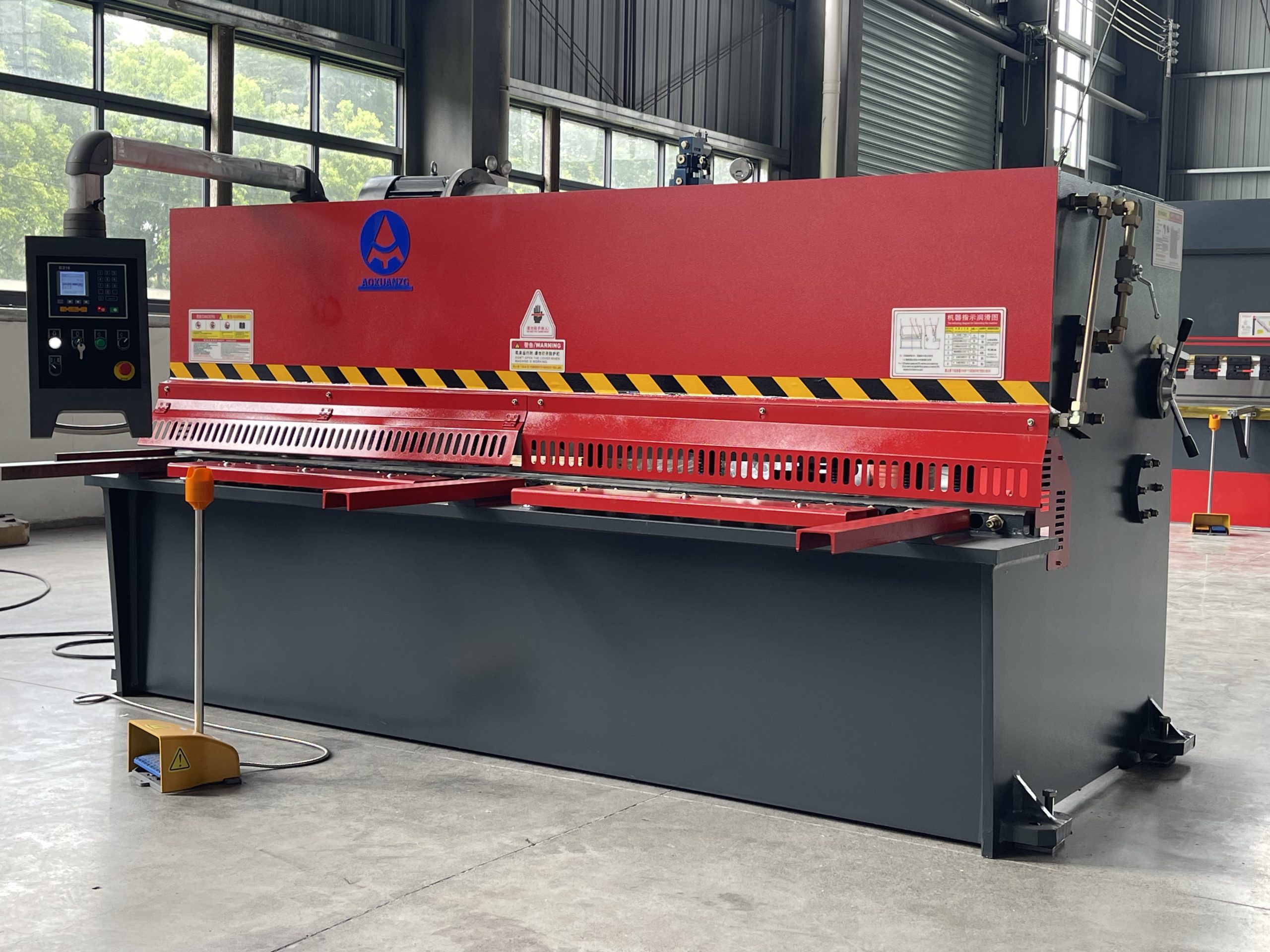 Numerical Control System Shearing Machine  for QC12Y 8x2500 Type Hydraulic Swing Beam Cutting Machine - Image 2