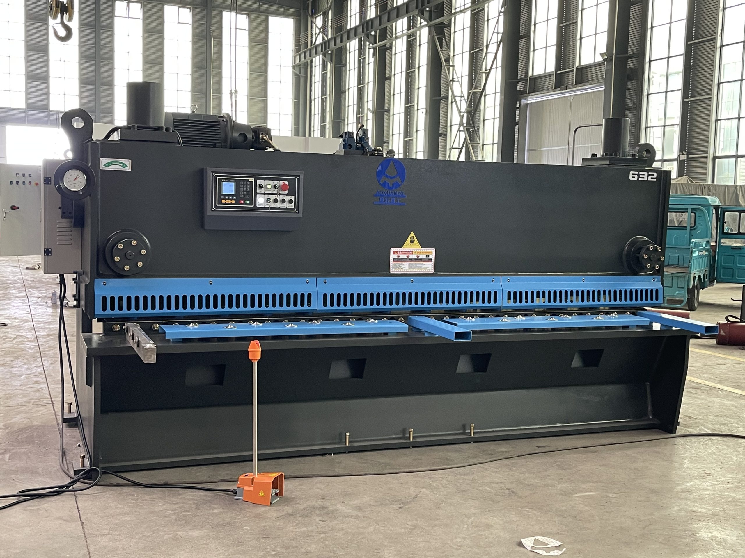 High Accuracy Automatic QC12K 10mmx3200mm CNC Shearing Machine With E21S - Image 3