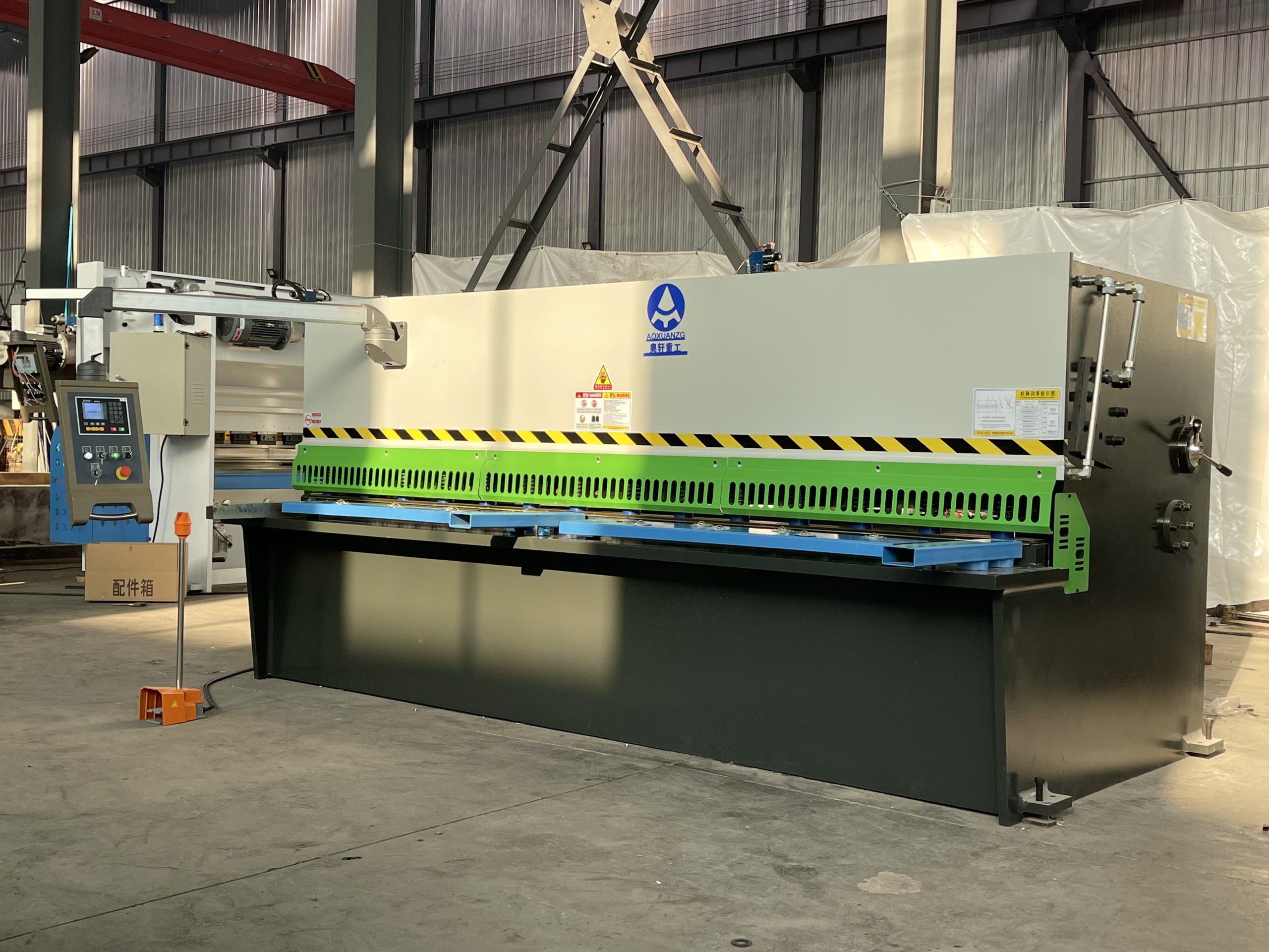 CNC Hydraulic Metal Stainless Steel Aluminum Shearing Guillotine Cutting Shearing Machine - Image 2