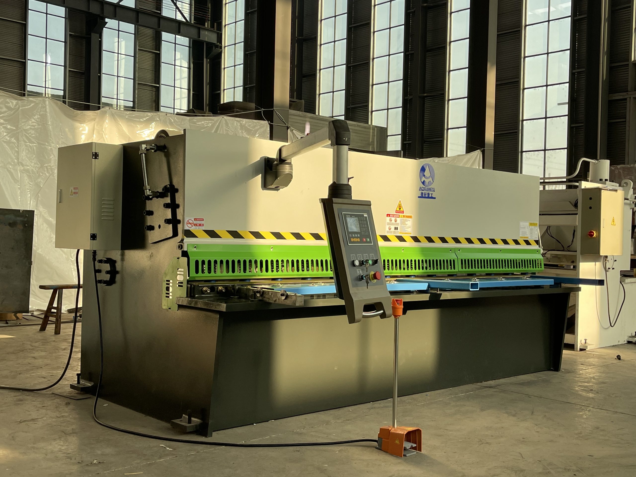 CNC Hydraulic Metal Stainless Steel Aluminum Shearing Guillotine Cutting Shearing Machine - Image 3