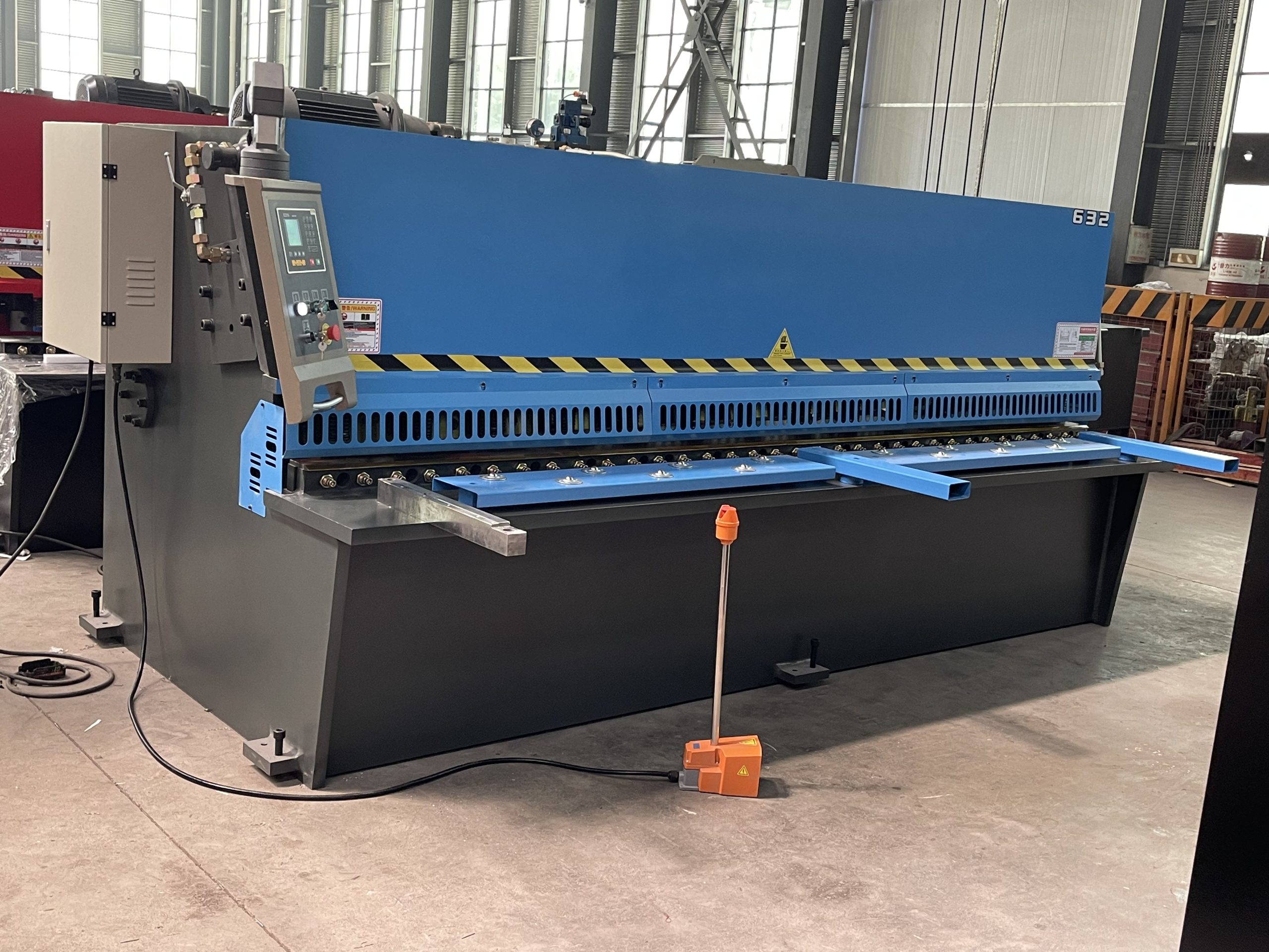 CNC Hydraulic Swing Beam Type Guillotine Metal Shearing Machine for Metal Sheet Steel Cutting Machine - Image 2