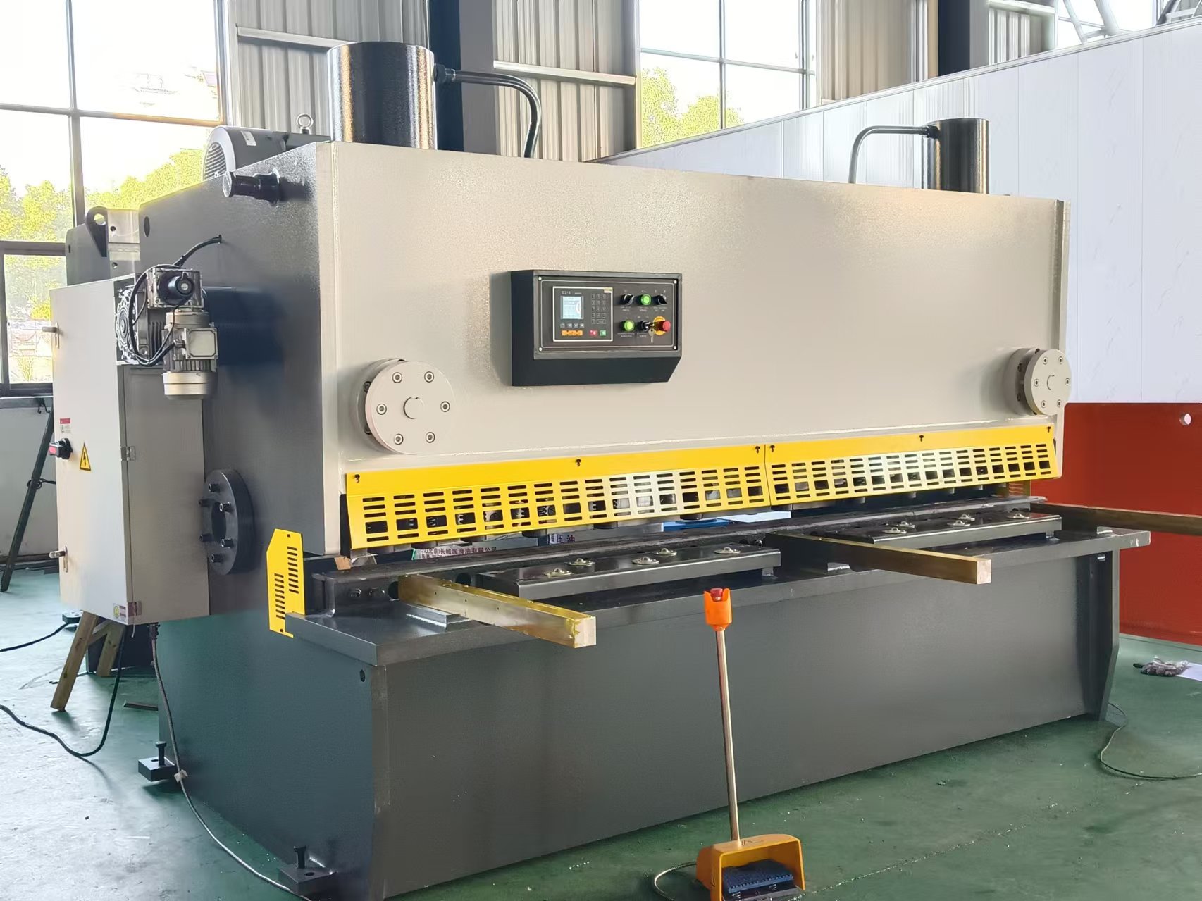 QC12Y/K 16X2500  Hydraulic Swing Beam Metal Shearing Machine Machine CNC Shearing Machine with E21S Controller - Imagem 2